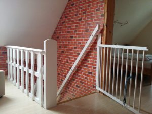 Treppenaufgang mit kindersicherem Geländer
