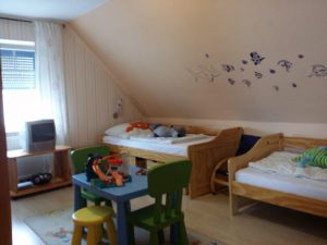 Blick ins Kinderzimmer mit zwei Einzelbetten