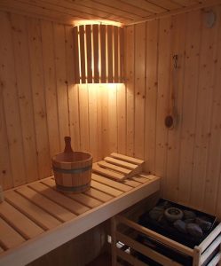 Blick in die finnische Sauna mit Saunaofen